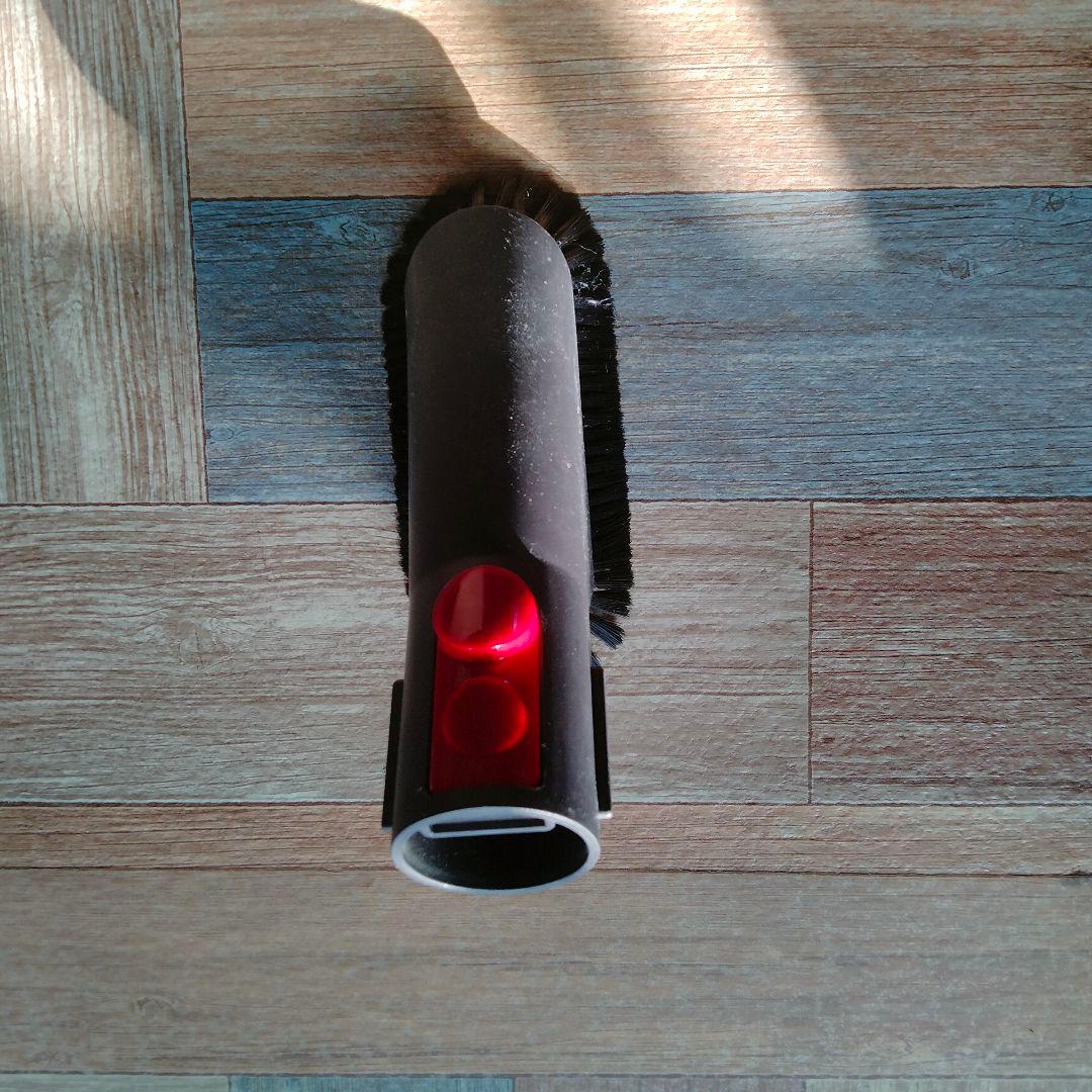 正規品のダイソン動作保証V8slim掃除機2枚目アクセサリーも