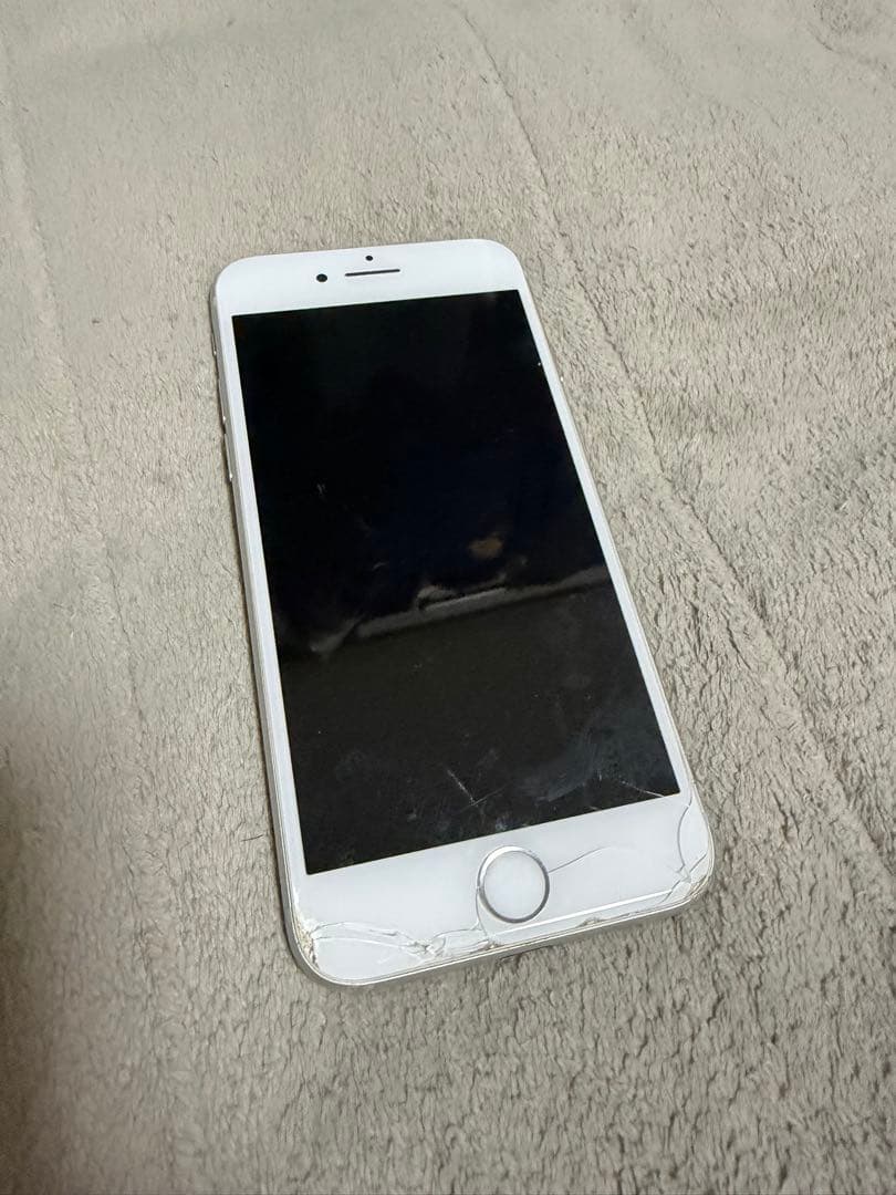 iPhone 8 ホワイト ジャンク品　画面にひびあり