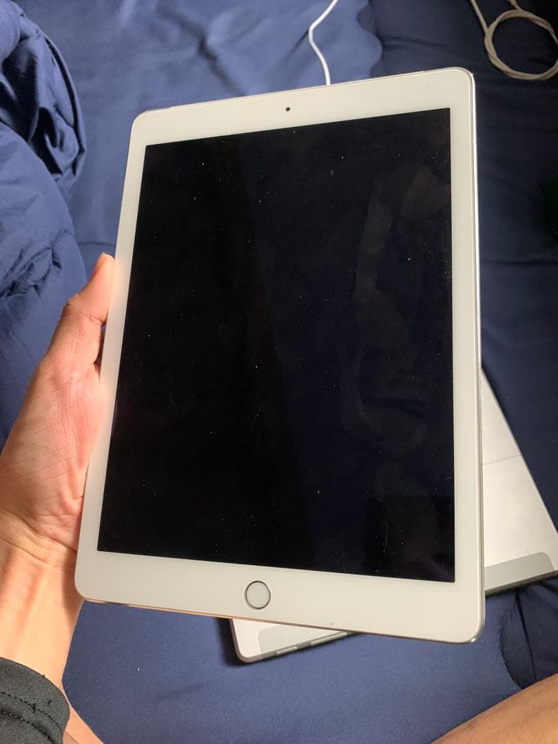 Windowsタブレット 約10インチ キーボード付き。 iPad付きです。