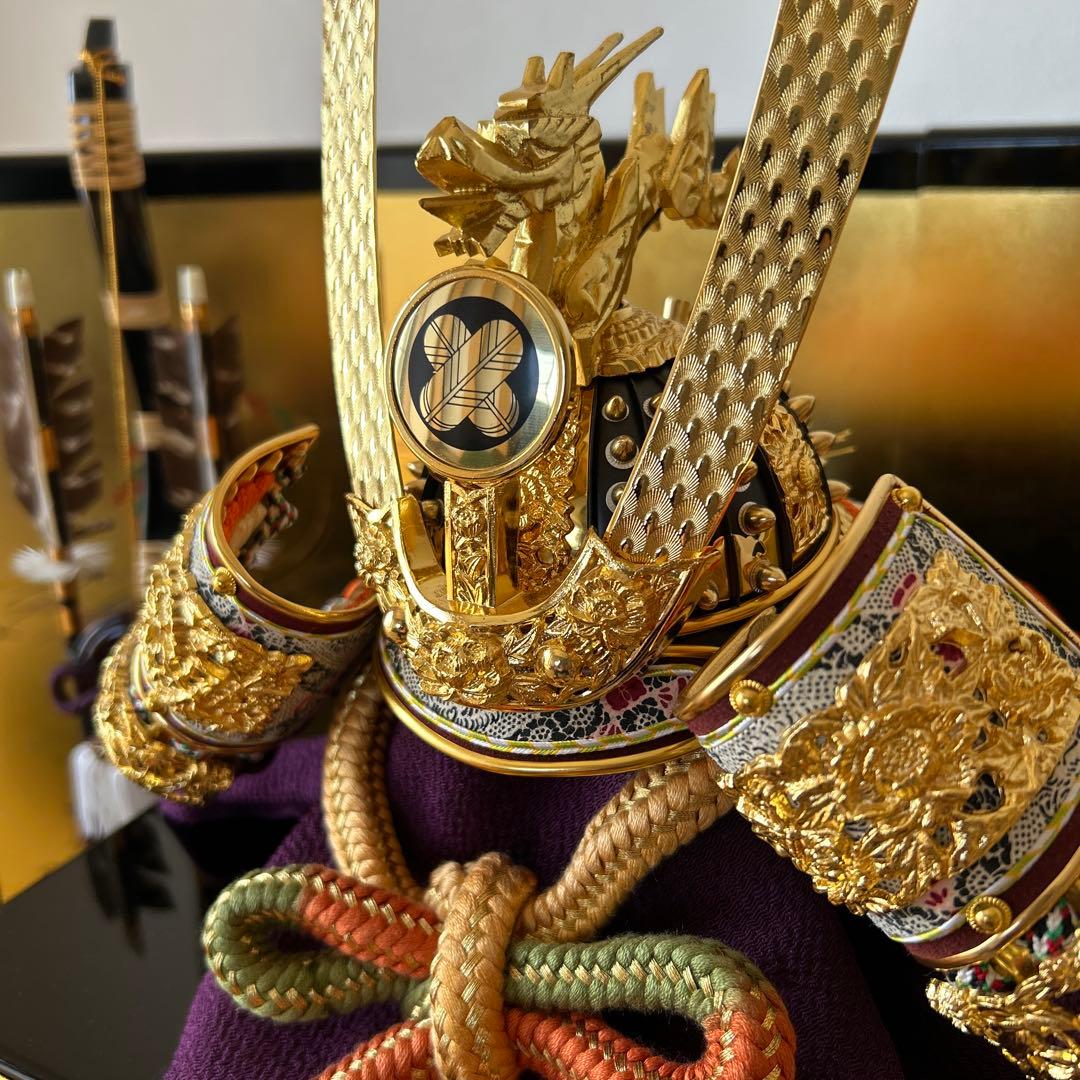 豪華な兜飾り 金色・紫色　端午節句五月人形　人形の秀月