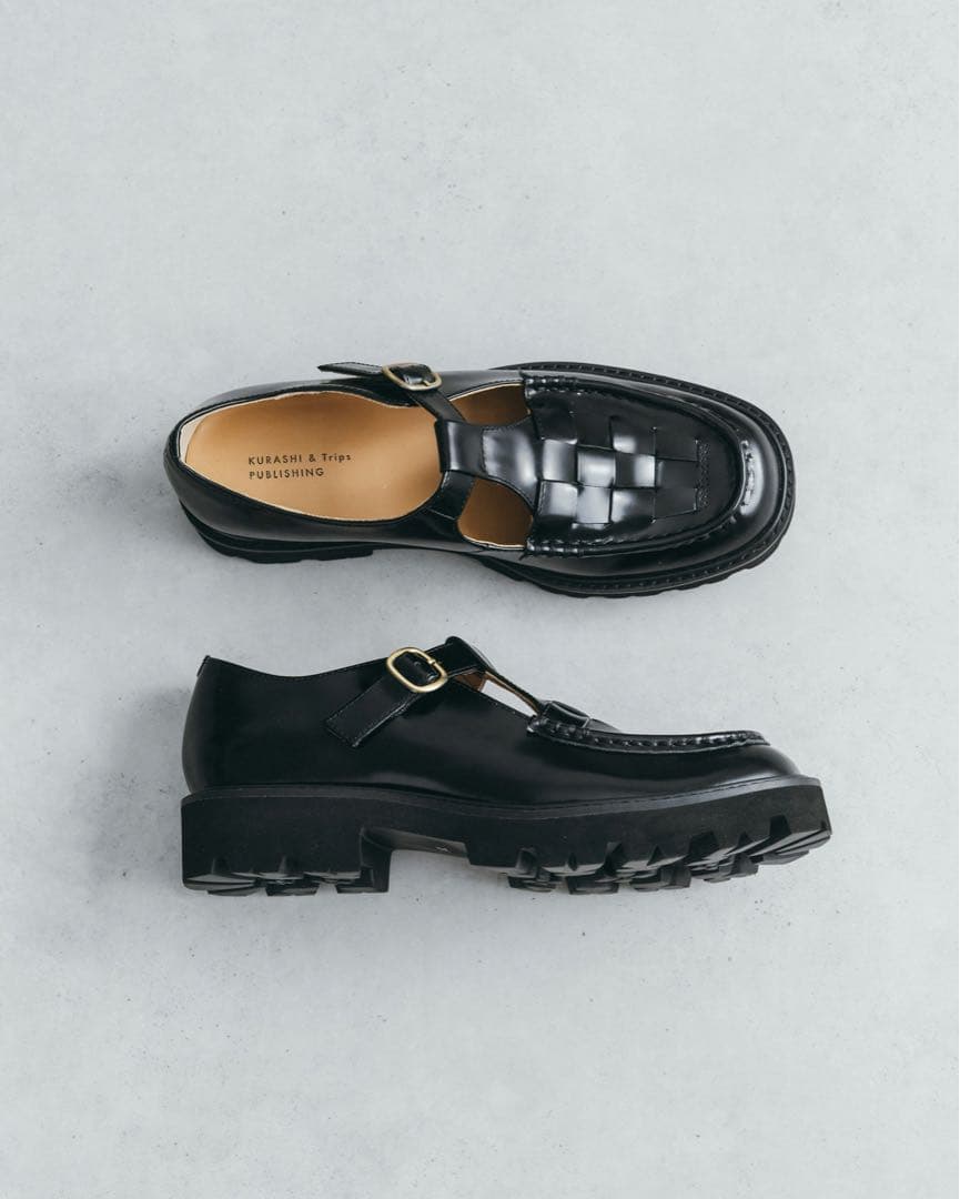 「つま先踊る、大人の相棒」こだわりソールのTストラップシューズ