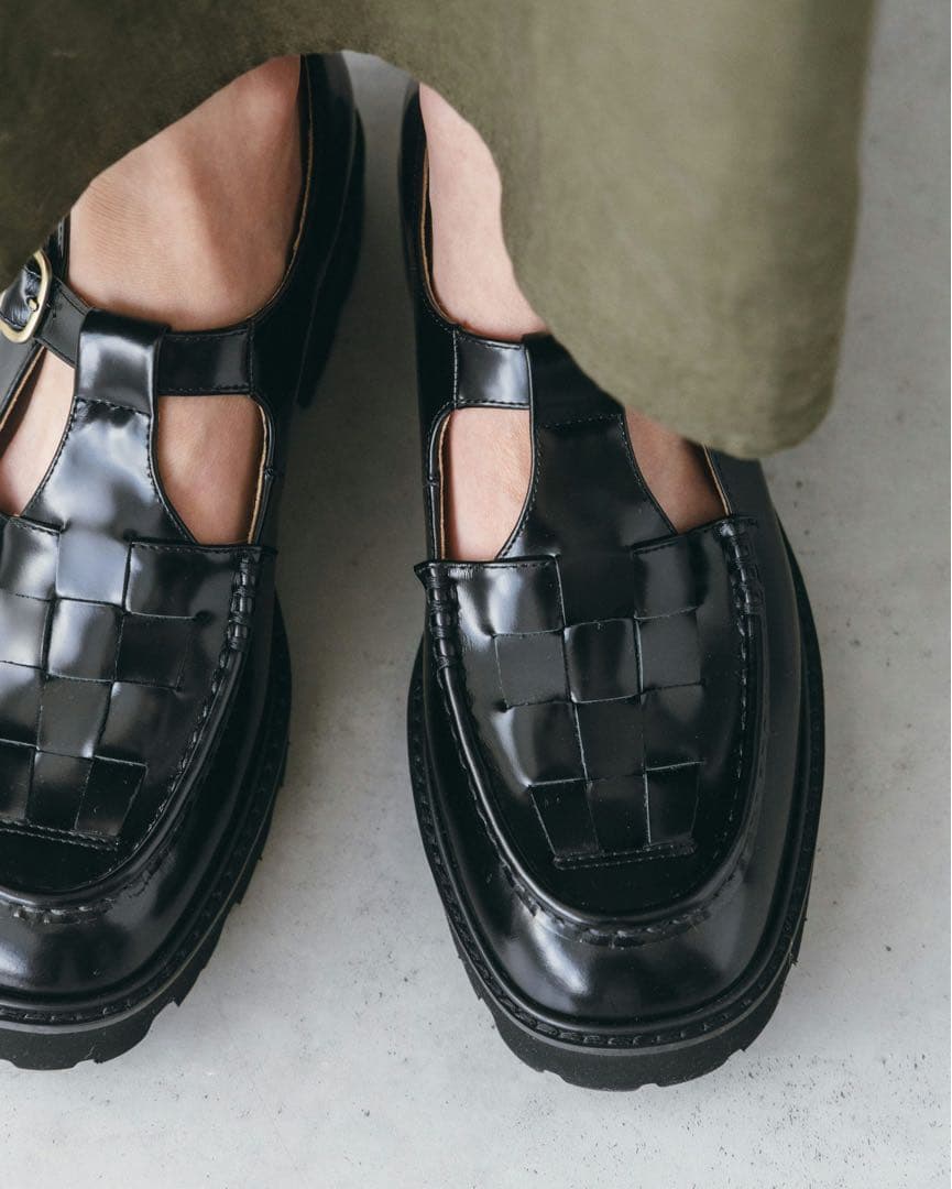 「つま先踊る、大人の相棒」こだわりソールのTストラップシューズ