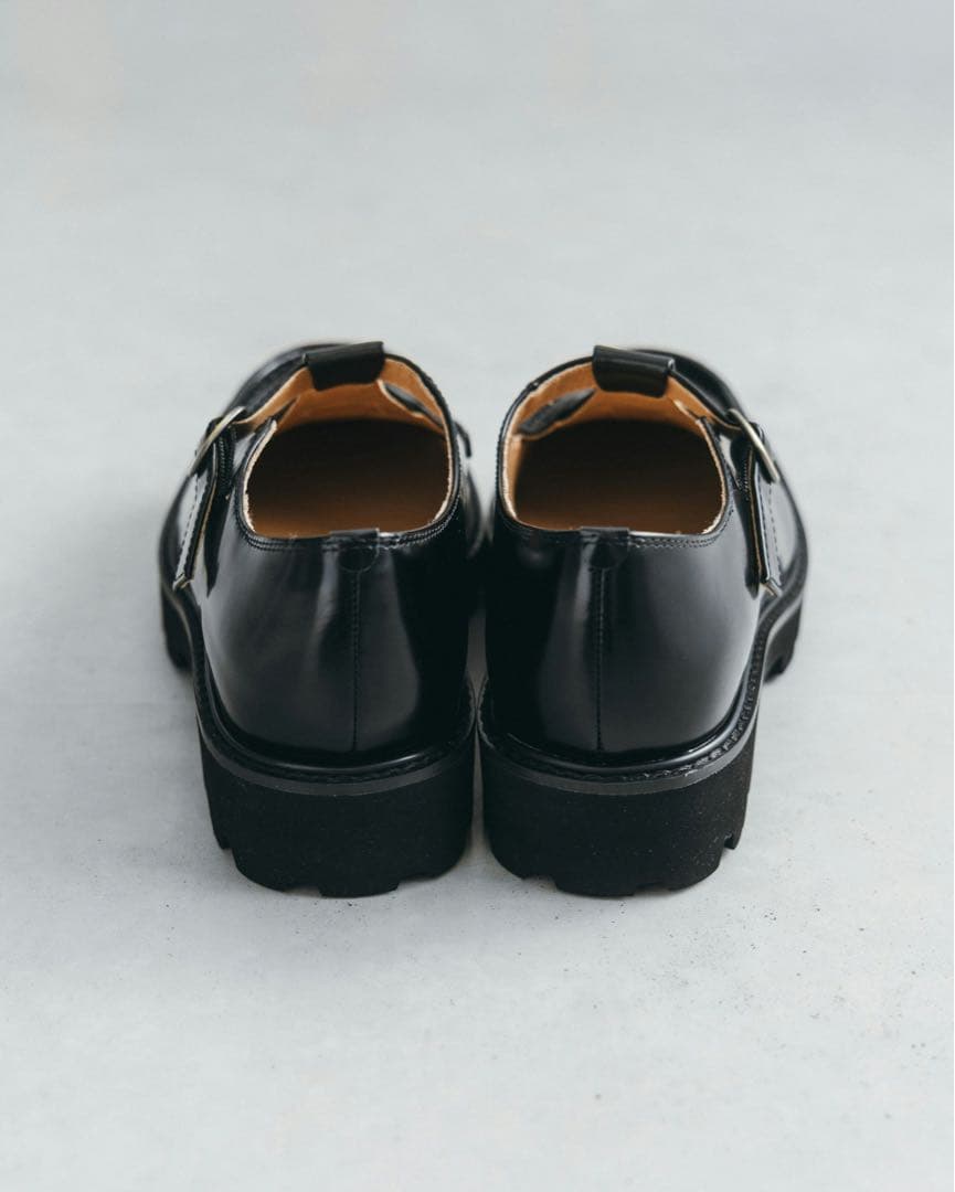 「つま先踊る、大人の相棒」こだわりソールのTストラップシューズ