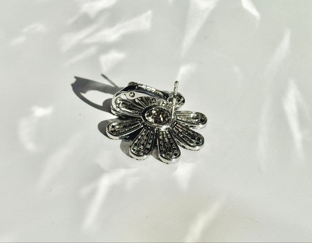 実物写真❤️Mio Harutaka好き❤️ マーガレットピアス　片耳　ホワイト