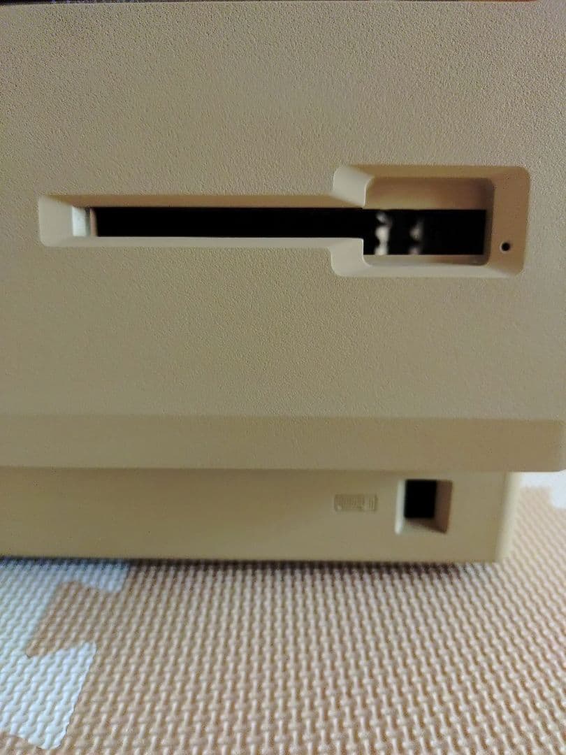 アップル マッキントッシュ ケースと液晶モニター