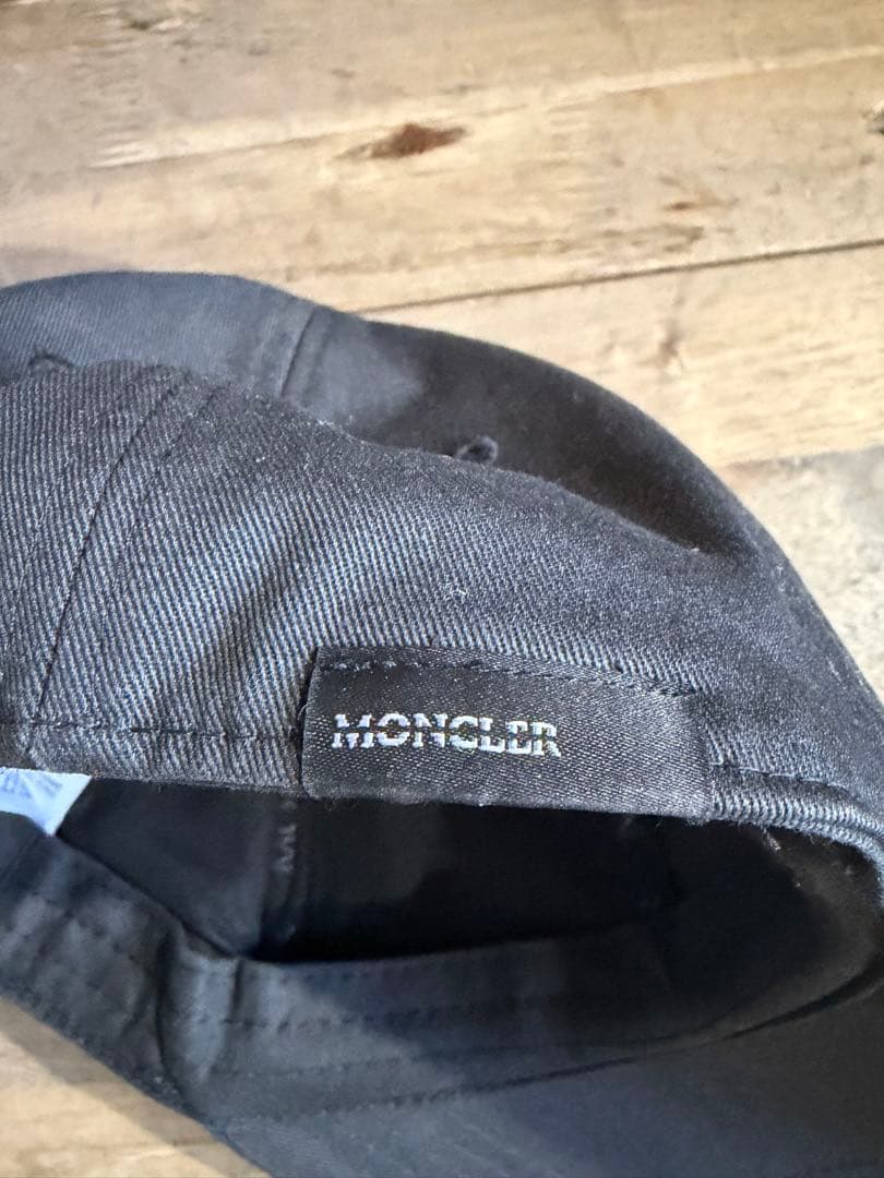MONCLER ブラックキャップ　縦ロゴ刺繍