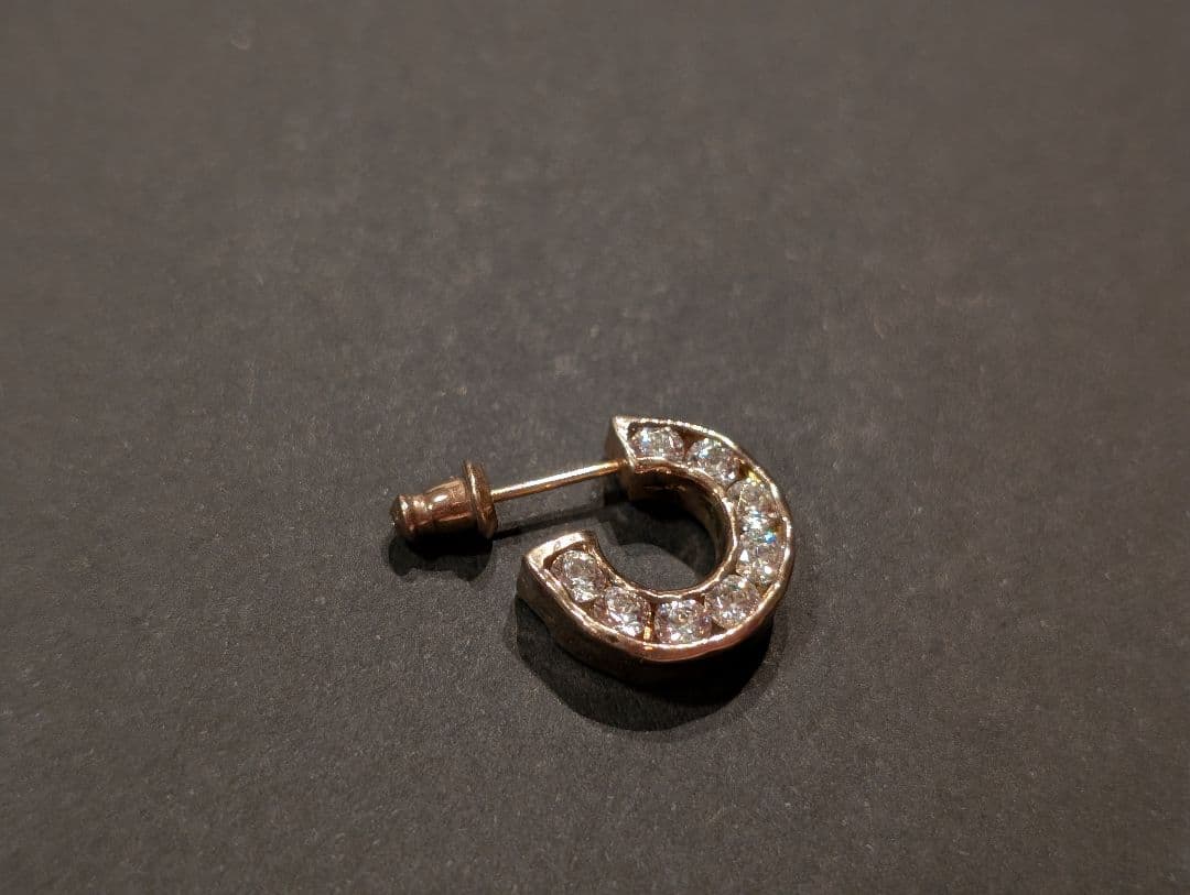 e.m.イーエム　サイドジルコニアピンクゴールドピアス　SILVER