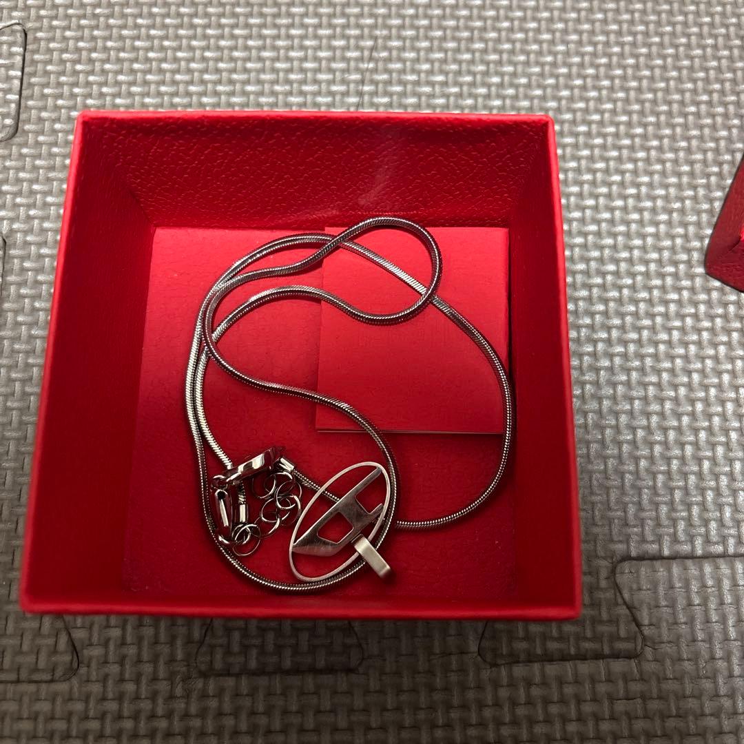 DIESELシルバー オーバル型ペンダント ネックレス