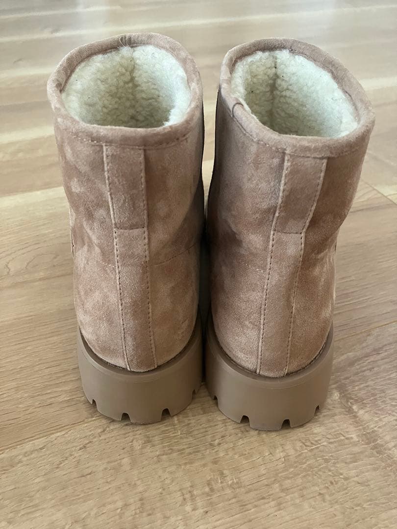 ベージュ スエード ショートブーツ　ムートン
