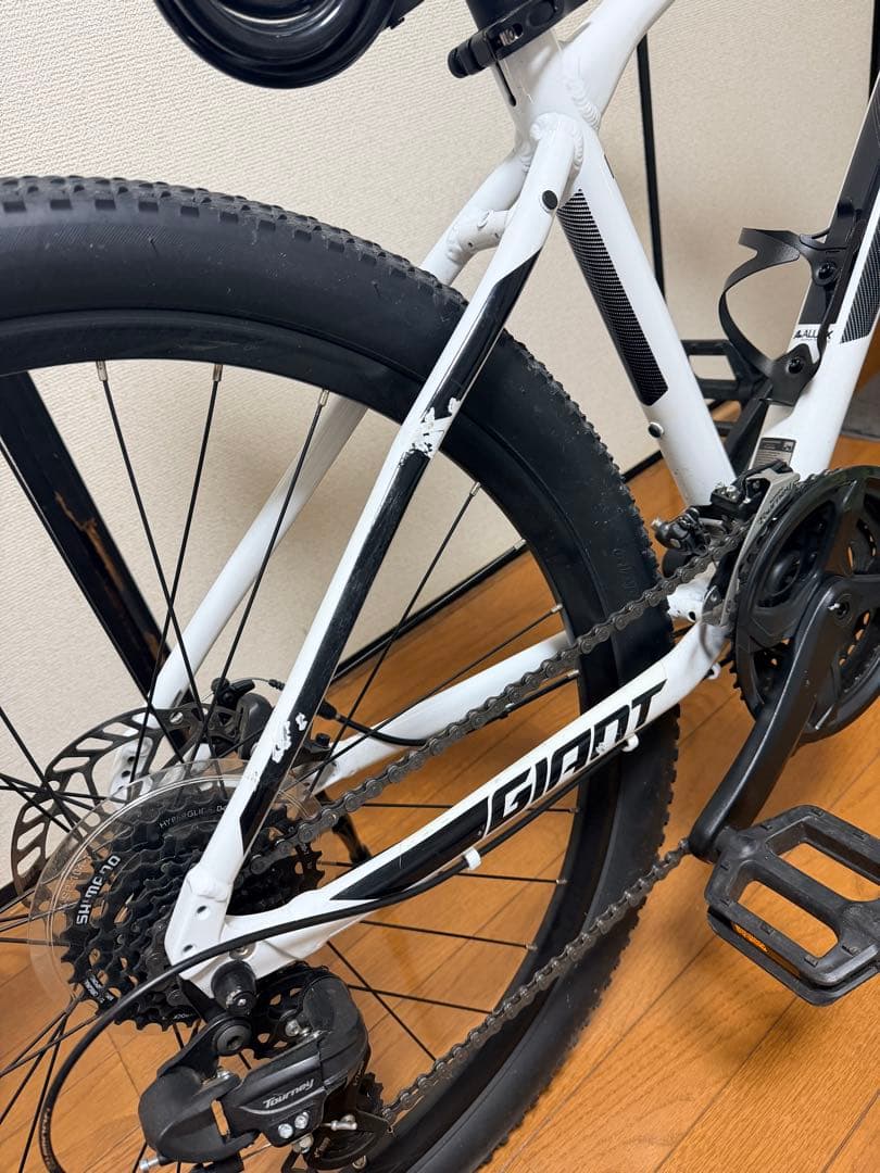 GIANT マウンテンバイク ホワイト local pick up only
