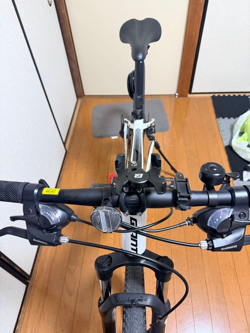 GIANT マウンテンバイク ホワイト local pick up only