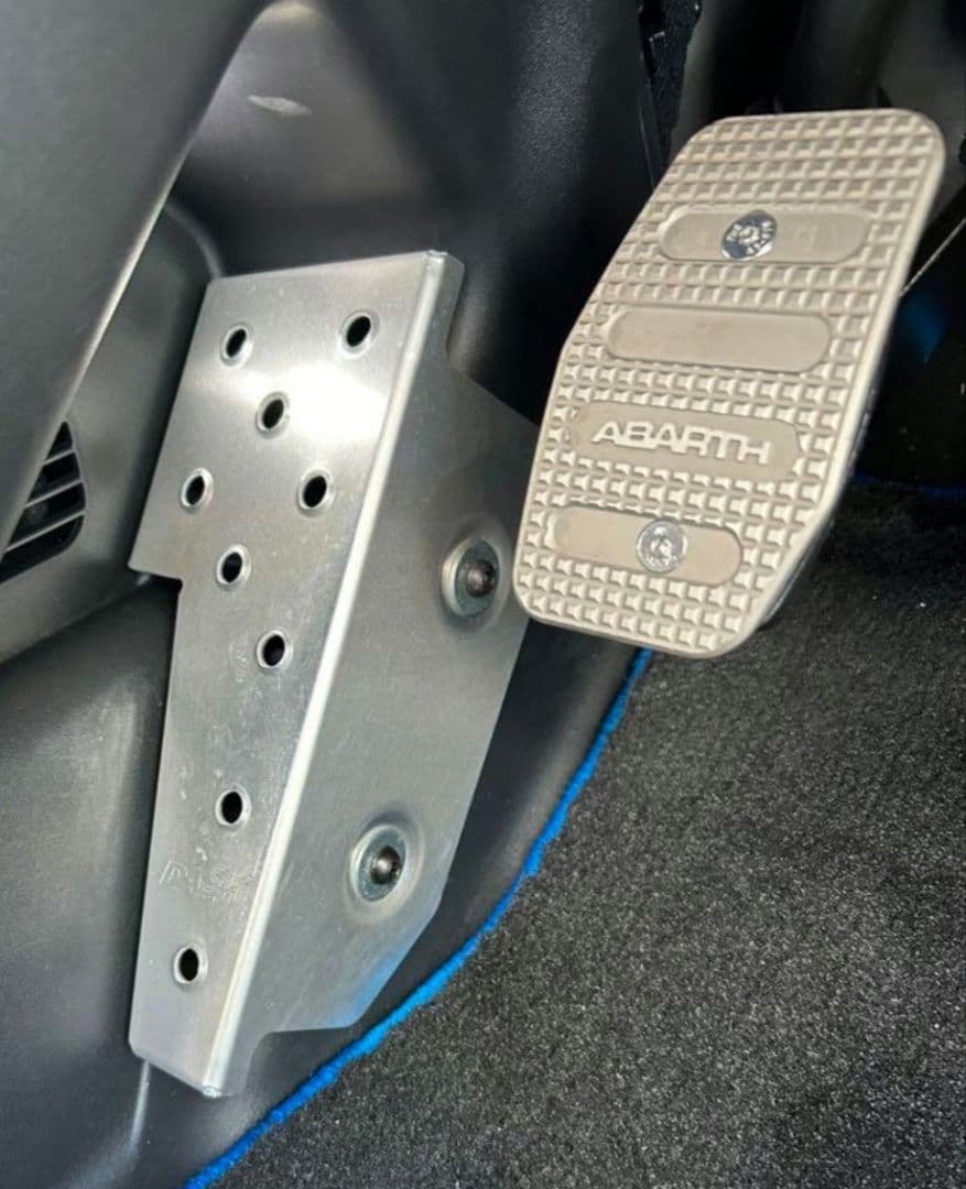 アバルト オクヤマ フットレスト