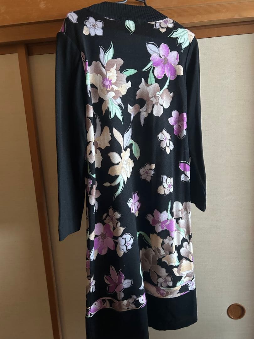 花柄 長袖 ひざ丈ワンピース 黒