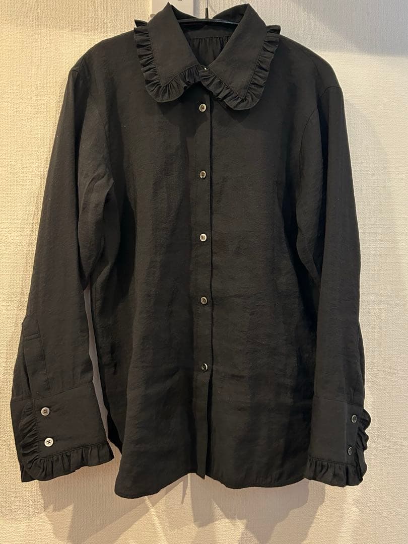 Spick & Span フリル襟 黒長袖シャツ