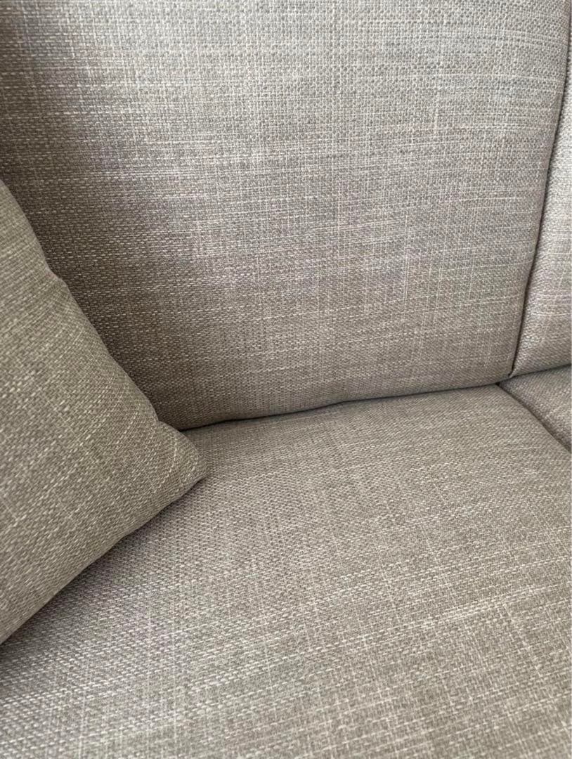 グレーのファブリック2人掛けソファ