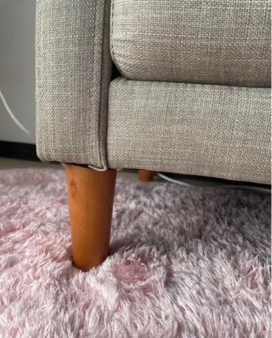 グレーのファブリック2人掛けソファ