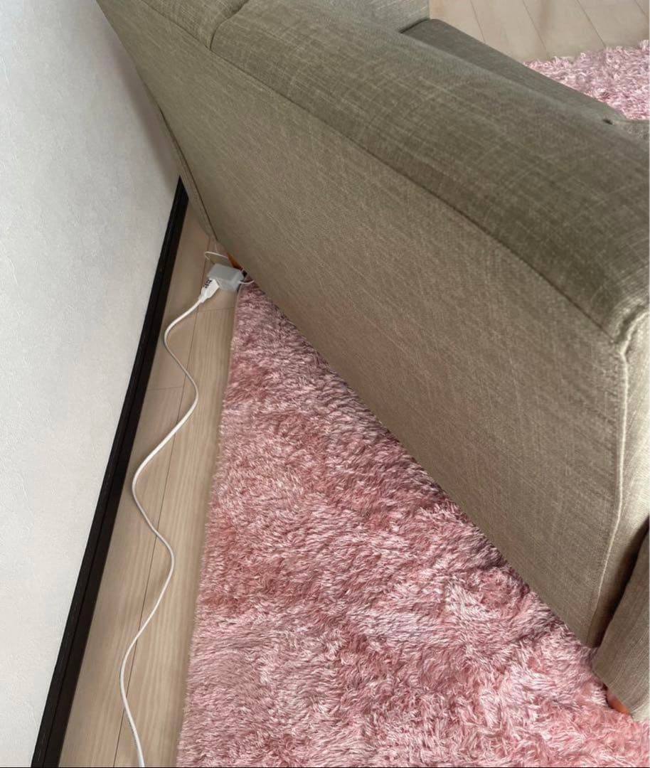 グレーのファブリック2人掛けソファ