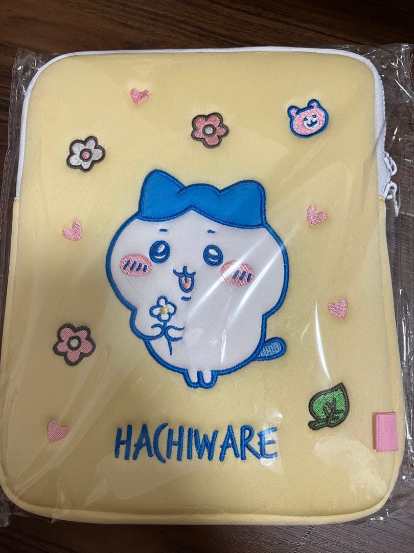 ハチワレ　ちいかわ　タブレットケース