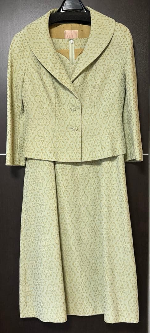 シビラ 薄い緑色のフォーマルスーツ