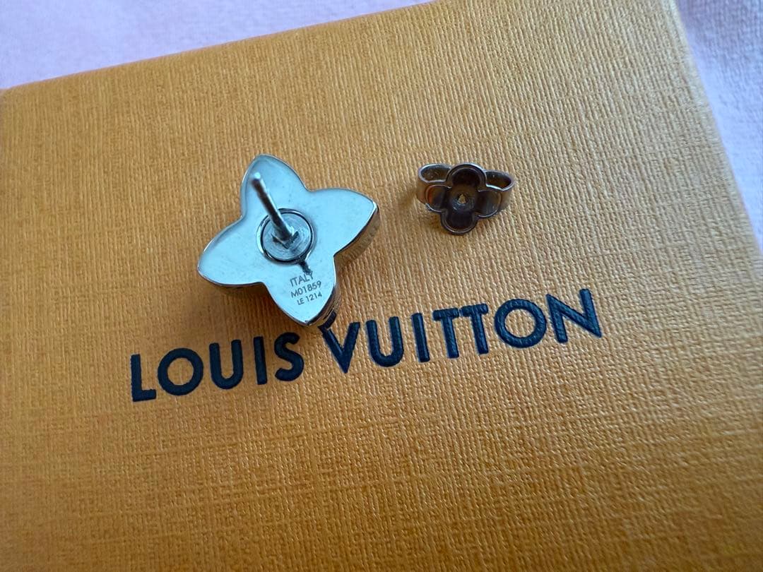ルイヴィトン ピアス LV ビーズ 2つセット(黄色の丸のついた2つです)