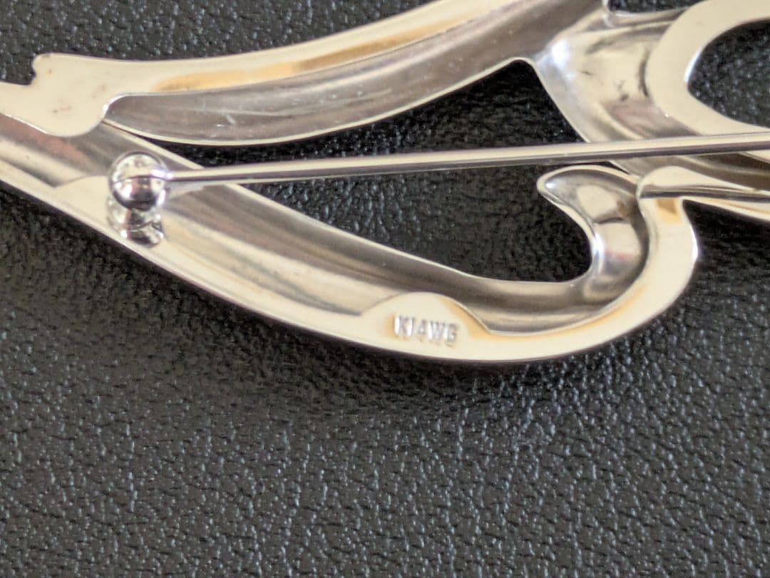 高島屋 ホワイトゴールドブローチ 流線型 デザイン