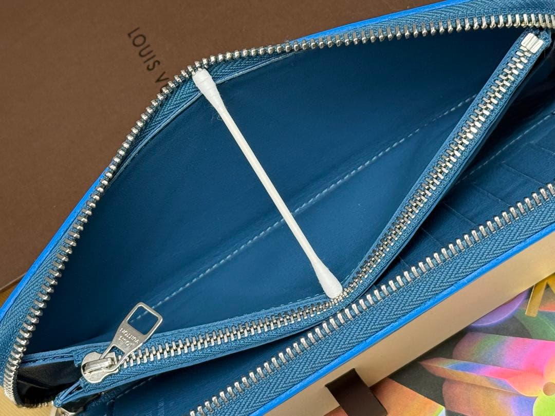 美品！超希少色　ルイヴィトン　トリヨンレザー　ジッピーヴェルティカル　ブルー系