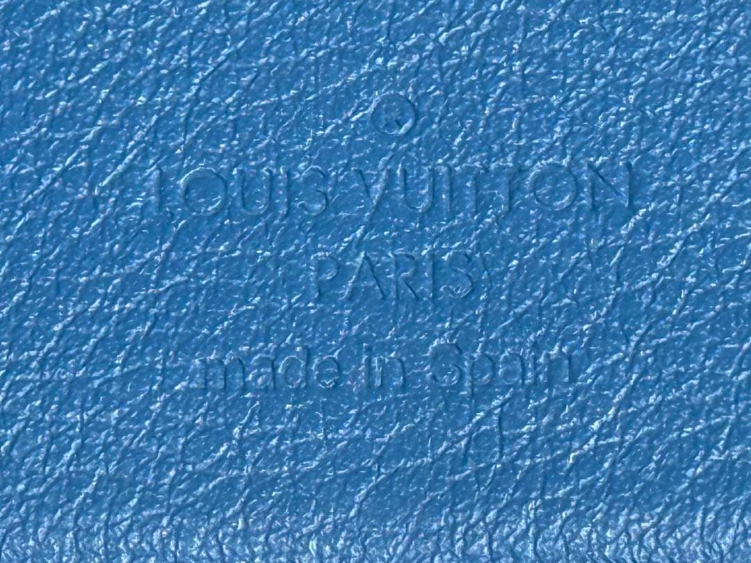 美品！超希少色　ルイヴィトン　トリヨンレザー　ジッピーヴェルティカル　ブルー系