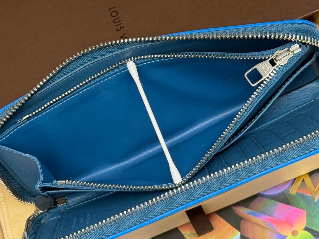 美品！超希少色　ルイヴィトン　トリヨンレザー　ジッピーヴェルティカル　ブルー系