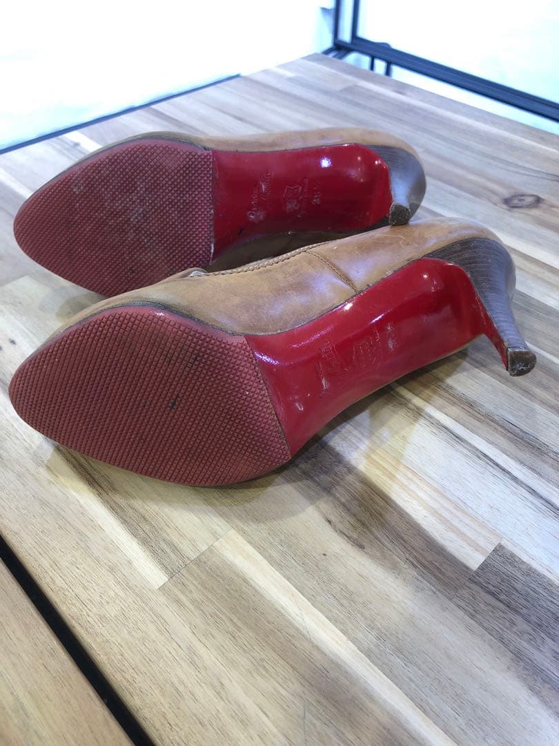 Christian Louboutin ベージュ タッセル ハイヒールパンプス