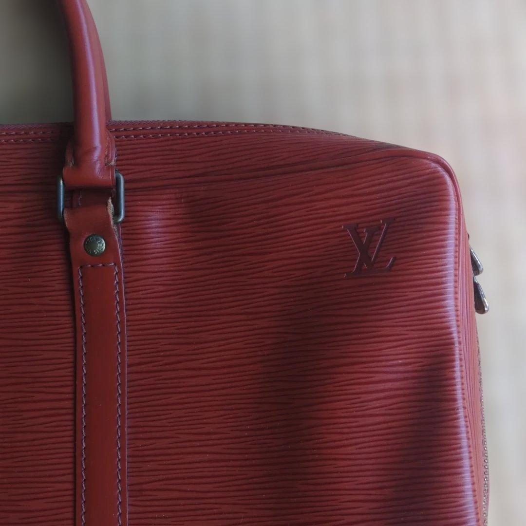 LOUIS VUITTON エピ　ポルト　ドキュマン　ボヤージュ