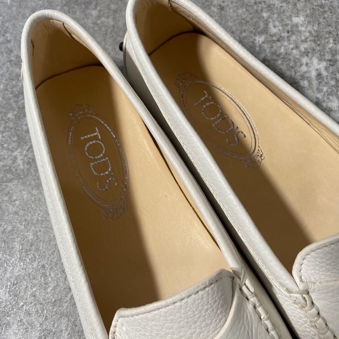 極美品　トッズ シティ ゴンミーニ レザー ドライビングシューズ　ホワイト