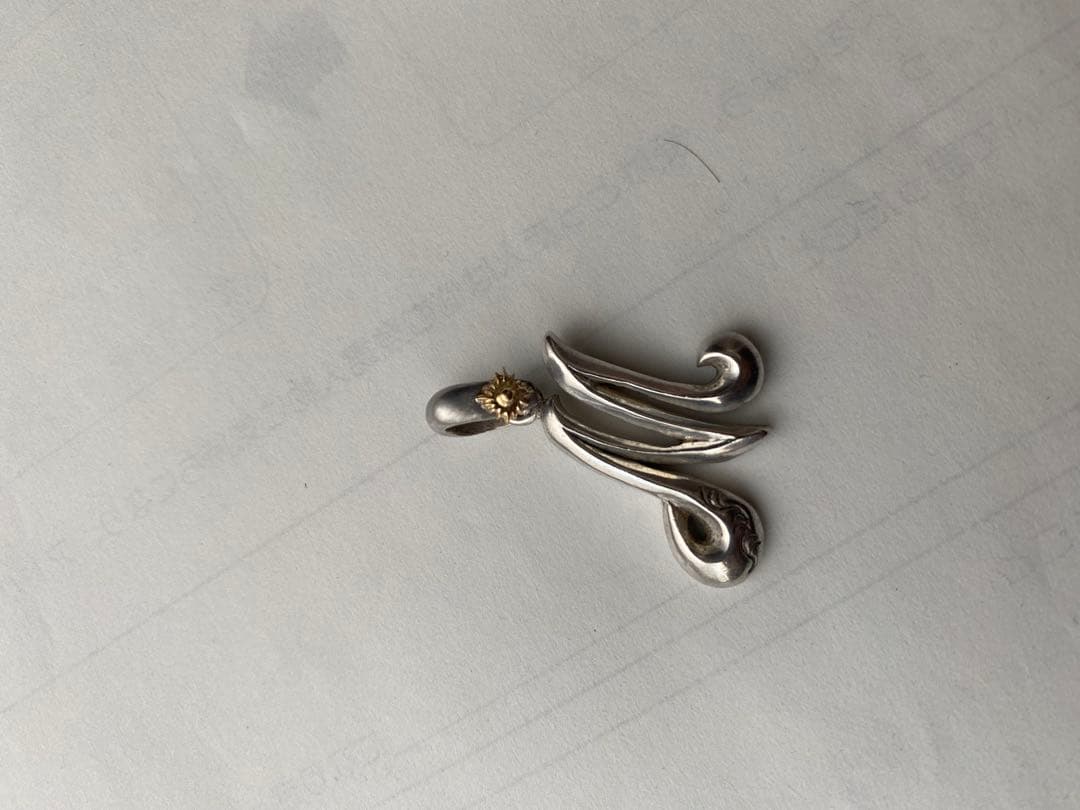 アリゾナフリーダム　ペンダント　トップ　アルファベット　M エム　太陽神付き