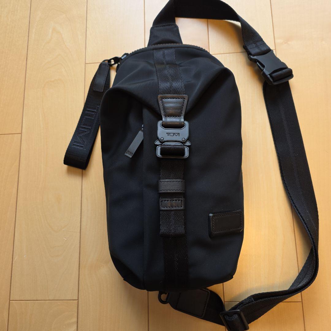 トゥミ TUMI バッグ メッセンジャー ボディバッグ スリング ブラック美品