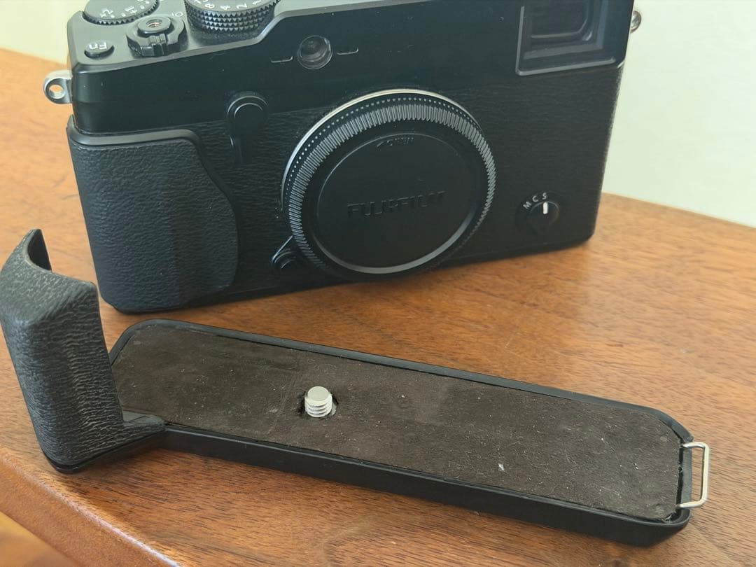 富士フィルム X-Pro1 ミラーレスデジタルカメラ グリップ縦吊り改造純正付