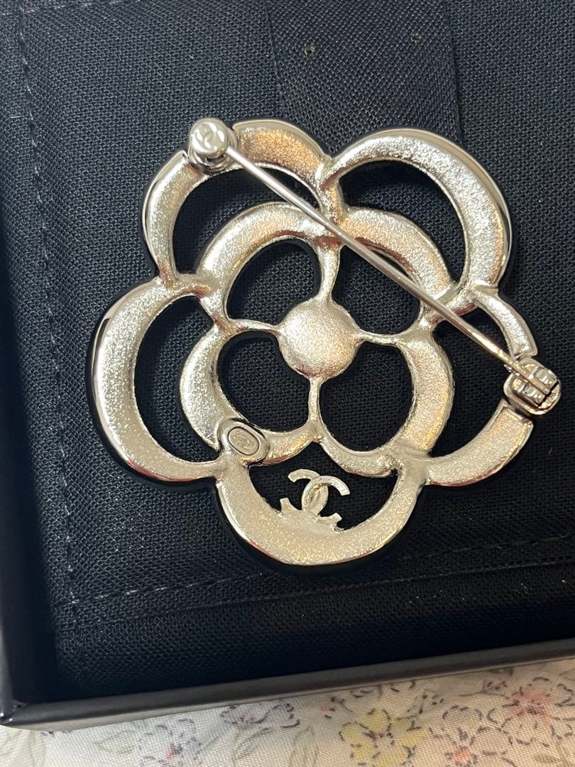 シャネル ブローチ カメリア シルバー ABF233