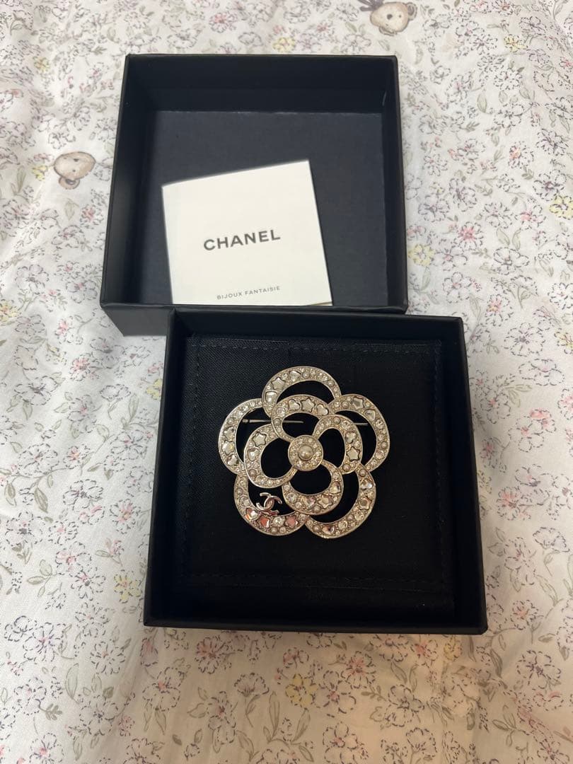 シャネル ブローチ カメリア シルバー ABF233