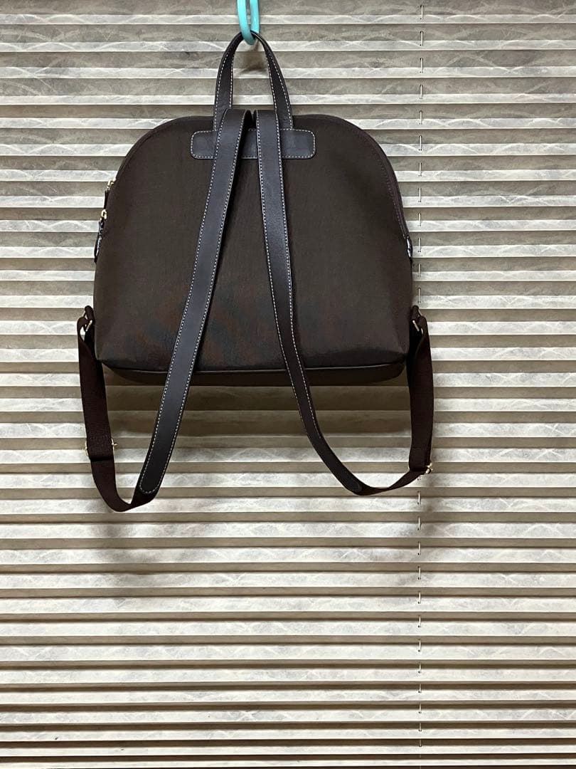 ブラウンバックパック Kの刺繍付き