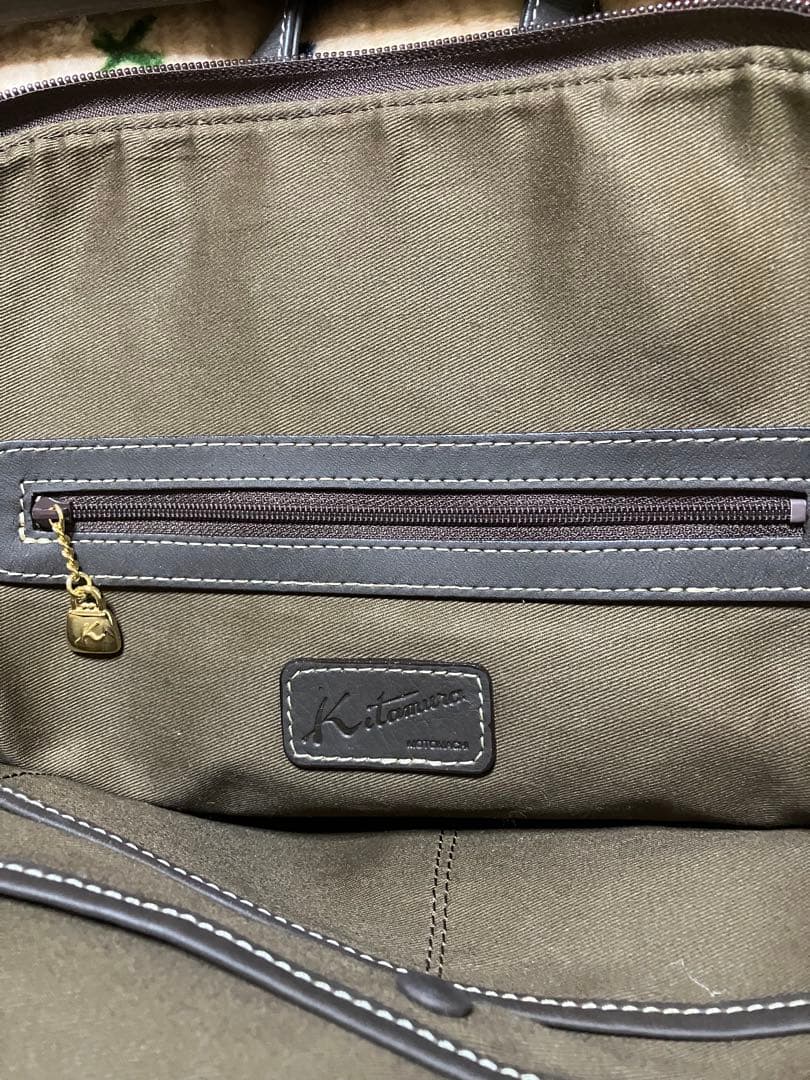 ブラウンバックパック Kの刺繍付き