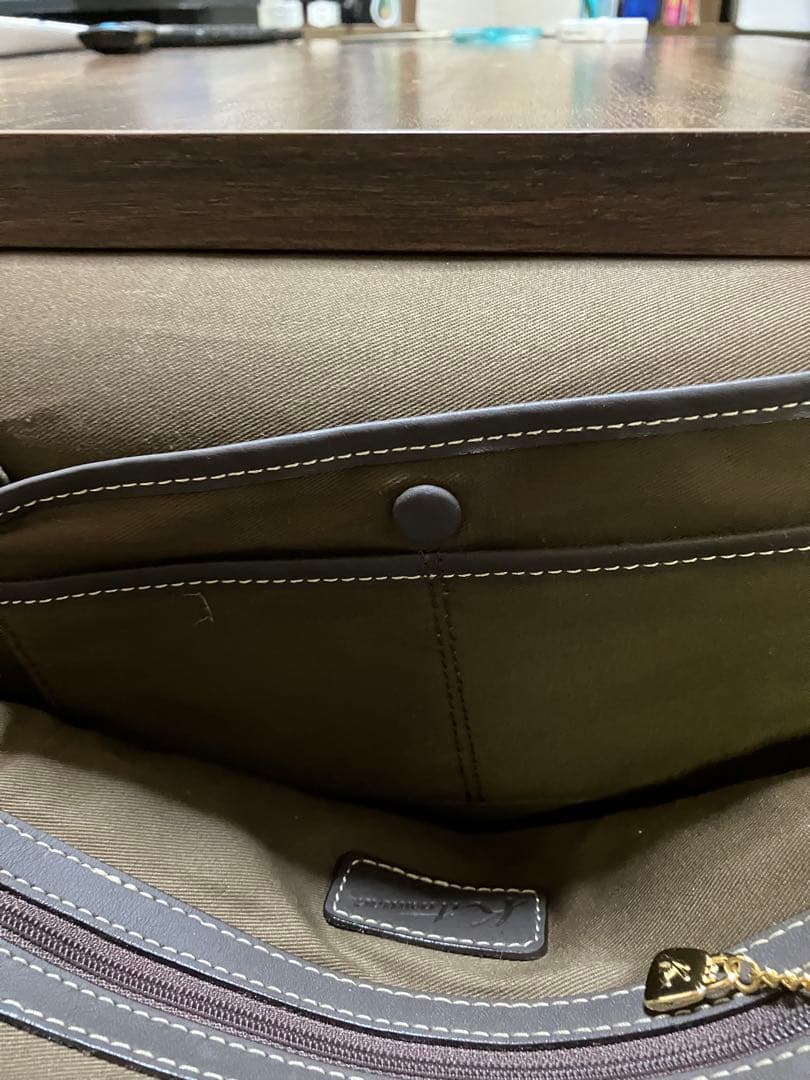 ブラウンバックパック Kの刺繍付き