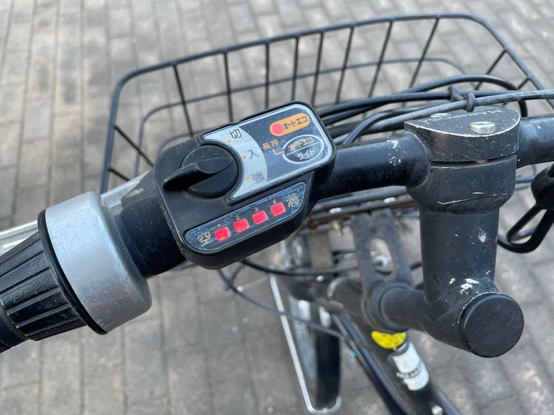 黒い電動アシスト自転車 シティタイプ 前面バスケット付き