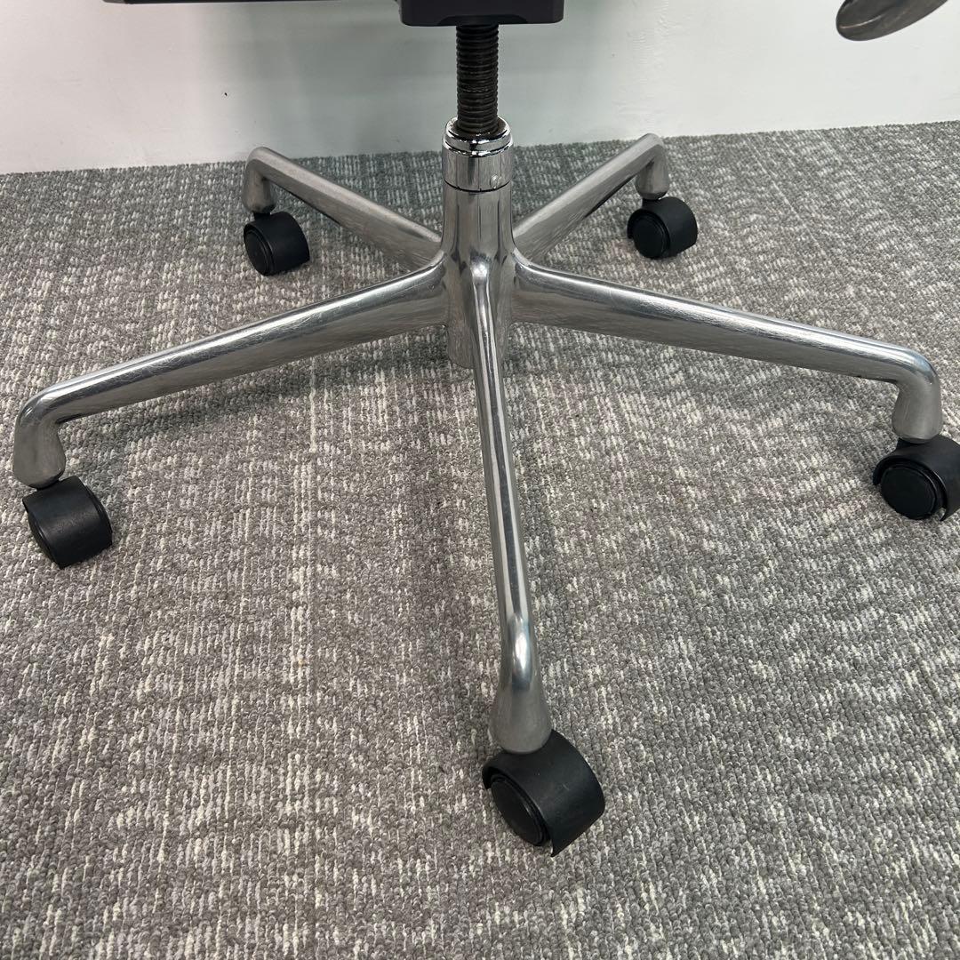 A. ハーマンミラー キャスターチェア アルミナムチェア 本革
