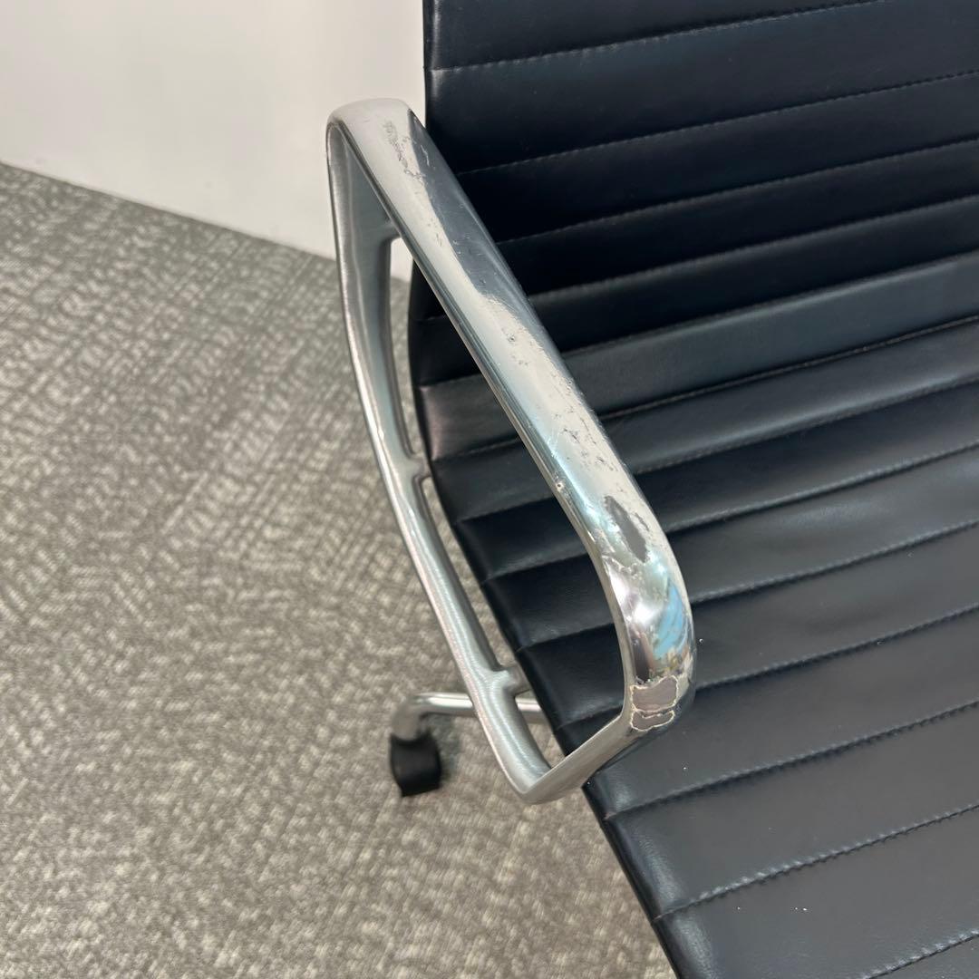 A. ハーマンミラー キャスターチェア アルミナムチェア 本革