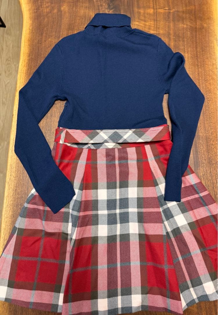 BURBERRYネイビー タートルネック チェック柄スカート