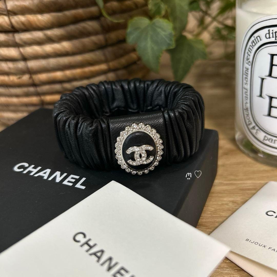 CHANELシャネル　ラインストーン　ココマークラムレザーシュシュ　ヘアゴム