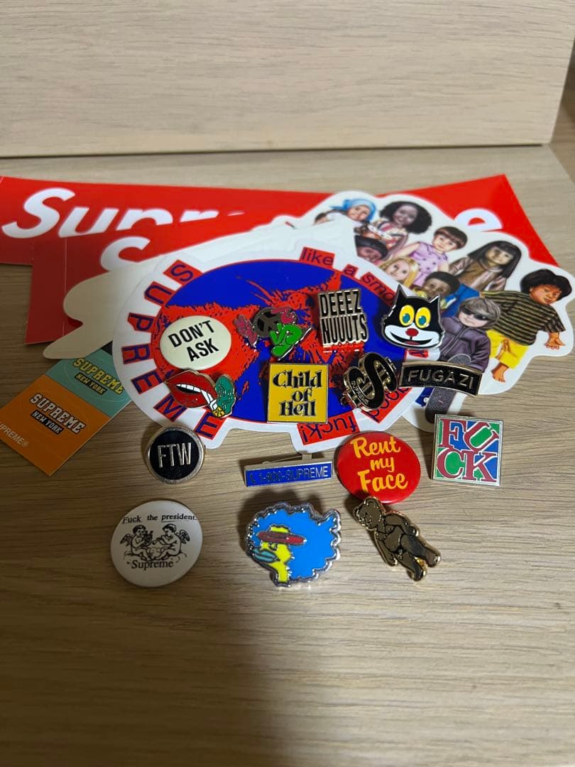 Supreme pins 15個セット　ステッカー　おまけ