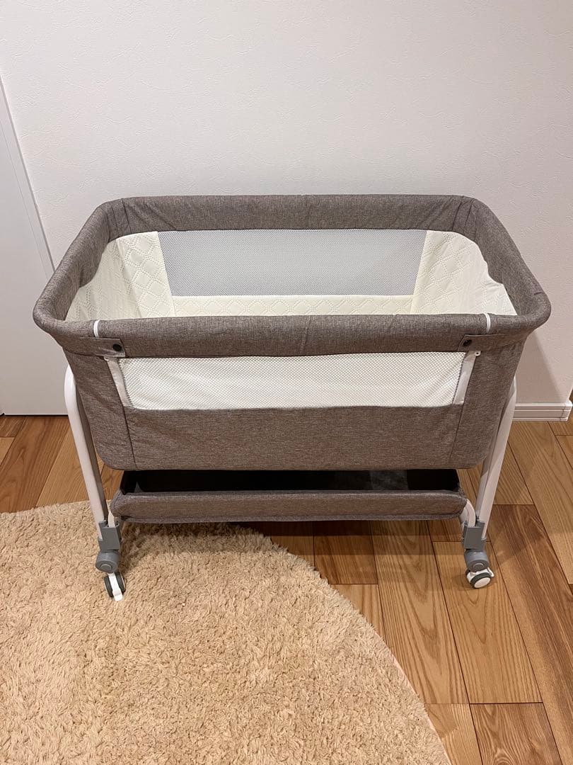 \"美品\"未使用ベビーベッド 蚊帳付き キャスター 付き kino limpo
