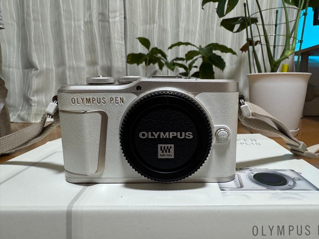 OLYMPUS PEN E-PL10 ホワイト/シルバー