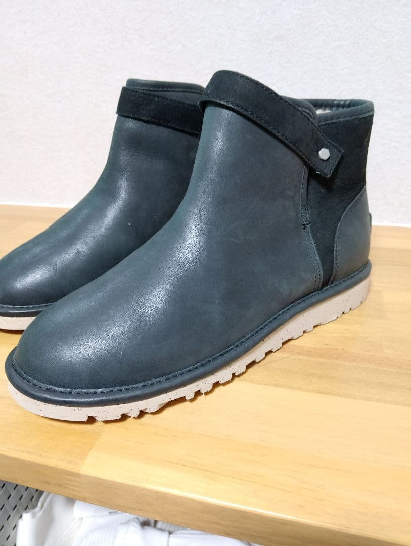 【新品未使用】uggアグ　ムートンレザー ミッドカットブーツ　24cm 黒レザー