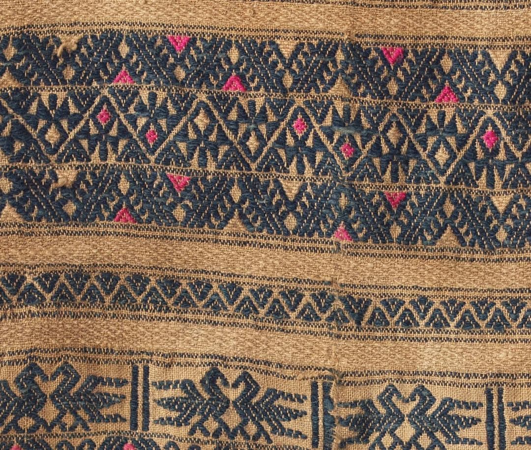 中国南部貴州省トン族の茶・黒の布に鳥や山形モチーフ、赤と茶で菱形と十字の刺繍古布