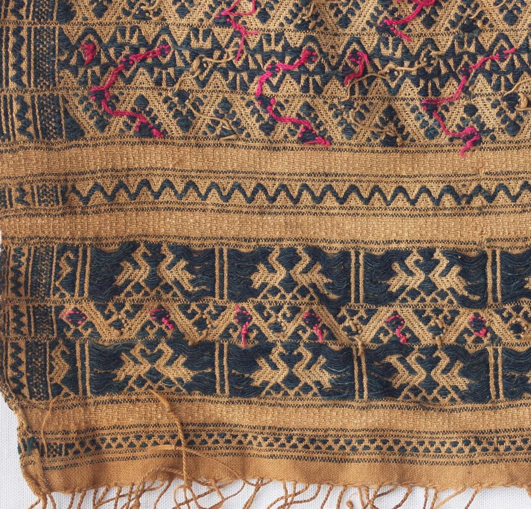 中国南部貴州省トン族の茶・黒の布に鳥や山形モチーフ、赤と茶で菱形と十字の刺繍古布